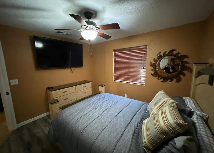 Chippy, Saltwater Pool & Hot Tub Lake Havasu City