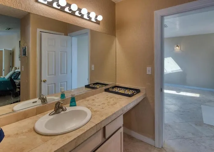 Chippy, Saltwater Pool & Hot Tub Holiday home Lake Havasu City