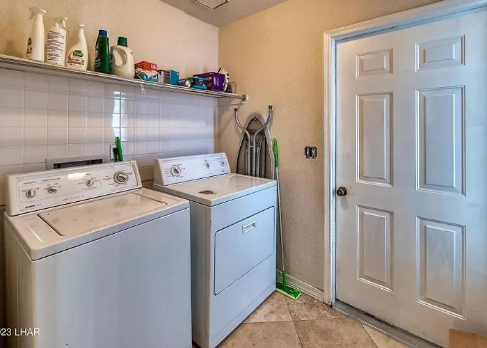 Chippy, Saltwater Pool & Hot Tub Holiday home